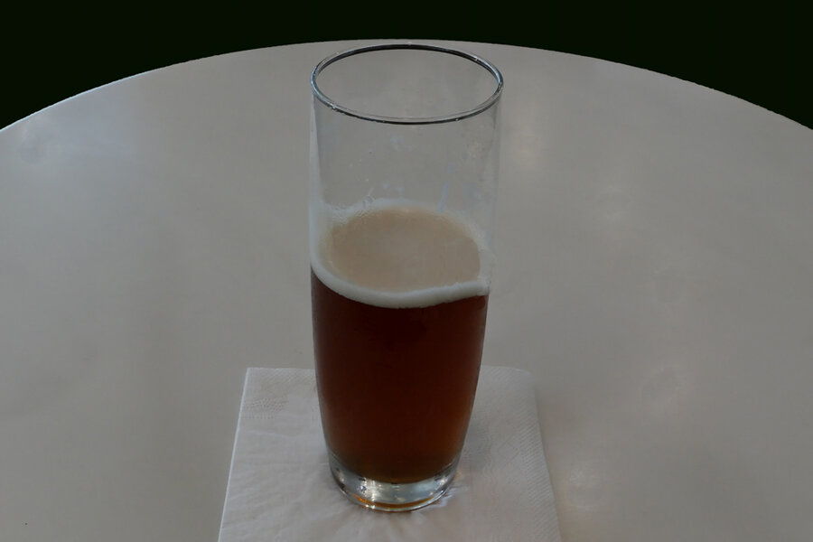 BierZwckelDunkelimGlasHalbvollQuerformatDLUX8HGSCHWARZFINFINFIN.jpg